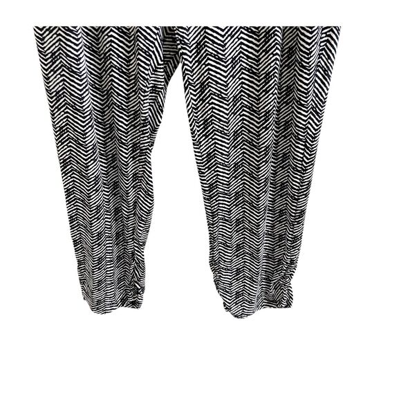 Chico’s Chevron Print Pant Size 2/Large Skimmer Black White Cropped Ankle Pant - Picture 2 of 9